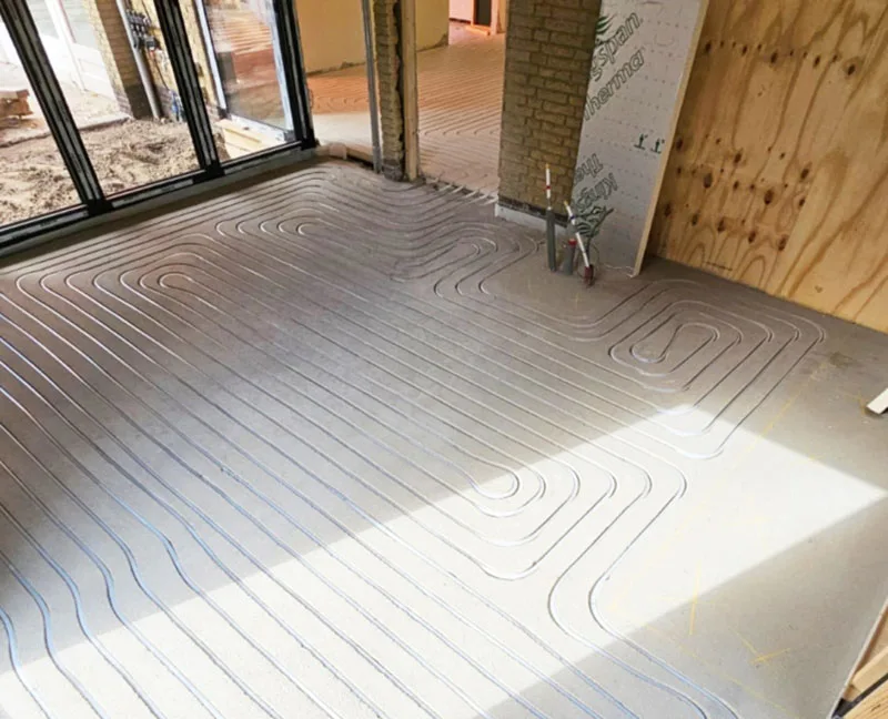 Professionele dekvloer aangelegd door Azer Vloerverwarming voor een egale ondergrond