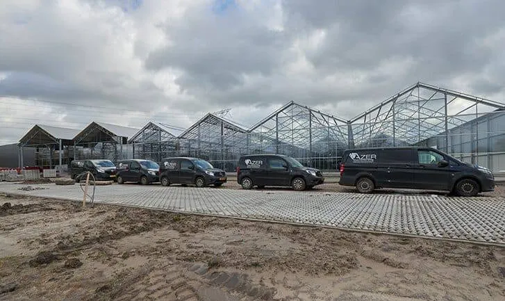 Bedrijfsbussen van Azer Vloerverwarming bij een kasproject