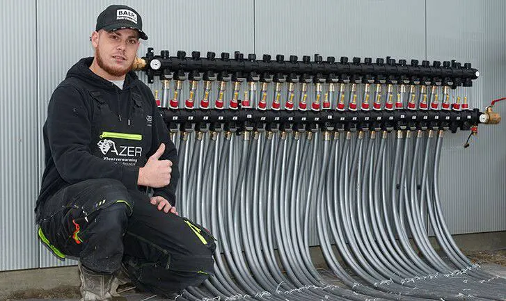 Servicemonteur van Azer Vloerverwarming bij een vloerverwarmingsverdeler