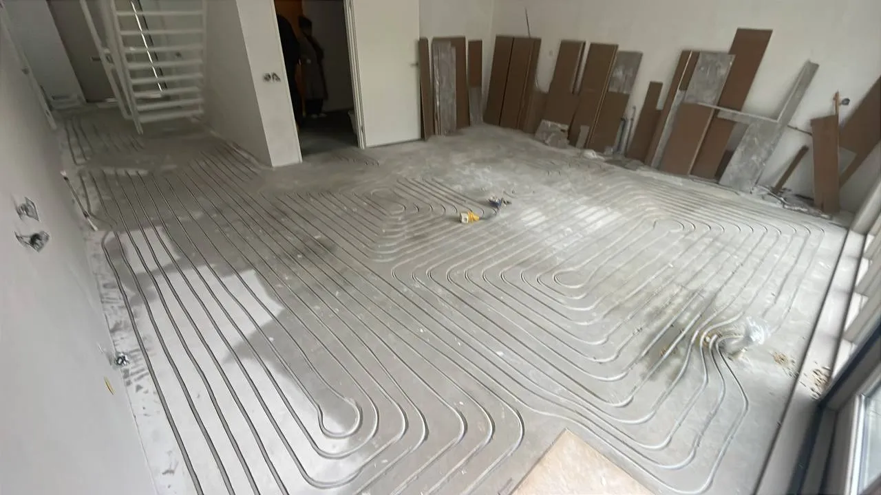 Ingefreesd leidingpatroon voor vloerverwarming in een woning in renovatie