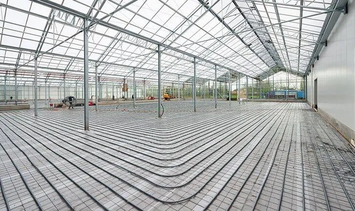 Grote vloer met vloerverwarming op wapeningsnet, aangelegd door Azer Vloerverwarming