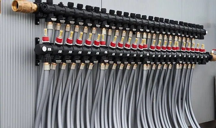 Verdeler van een vloerverwarmingssysteem met flowmeters per groep